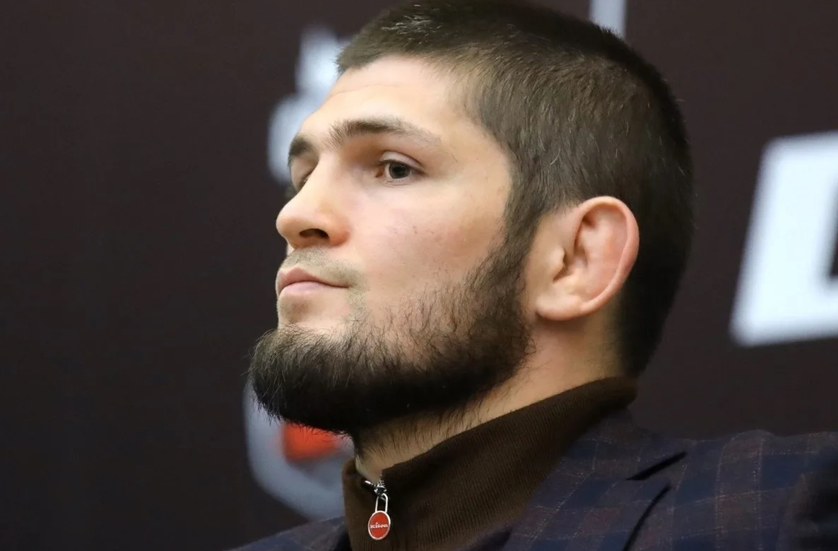 Khabib Nurmagomedov předpověděl proč se boj mezi Usmanem a Hughesem stal skutečnou válkou