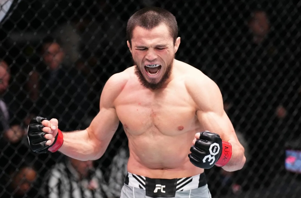 Khabib podporuje Magomeda Ankalaeva před bojem o titul