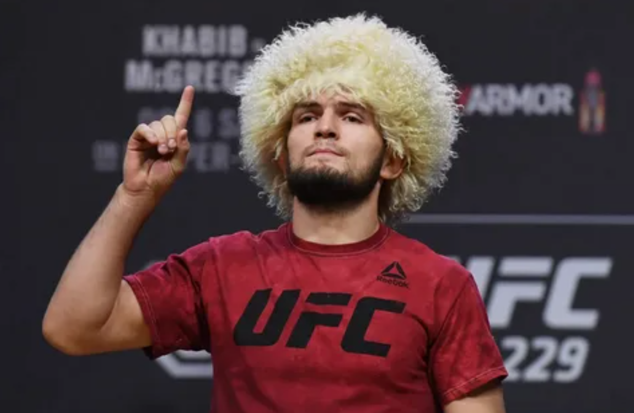 Khabib Nurmagomedov odešel ze sportu bez porážky a zanechal